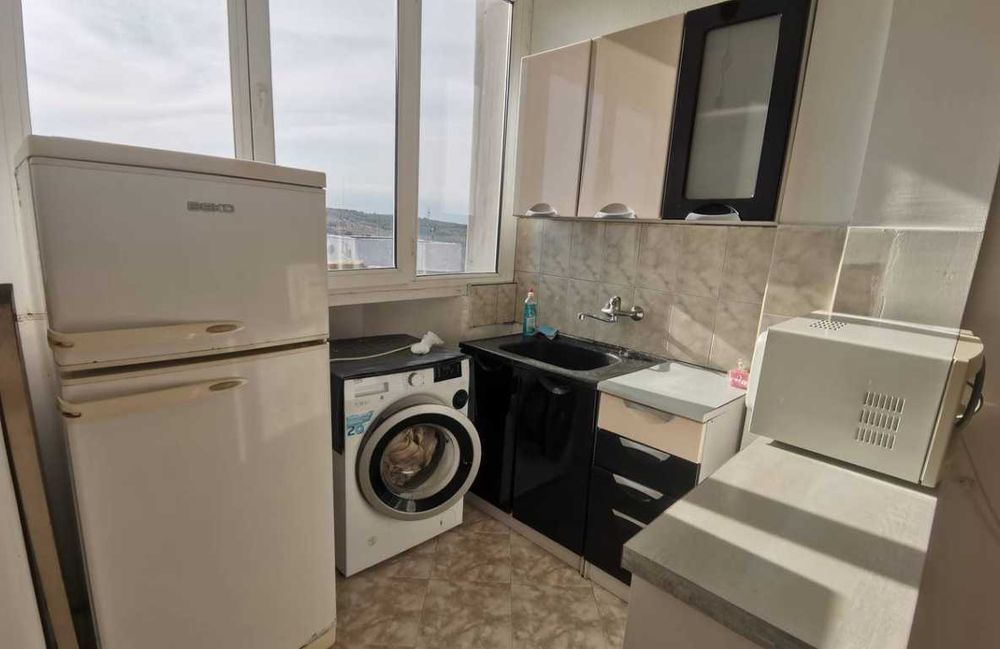 Дава се под наем Двустаен апартамент в Бургас, Меден рудник - зона А - 60 кв.м за 145 € - Снимка #1