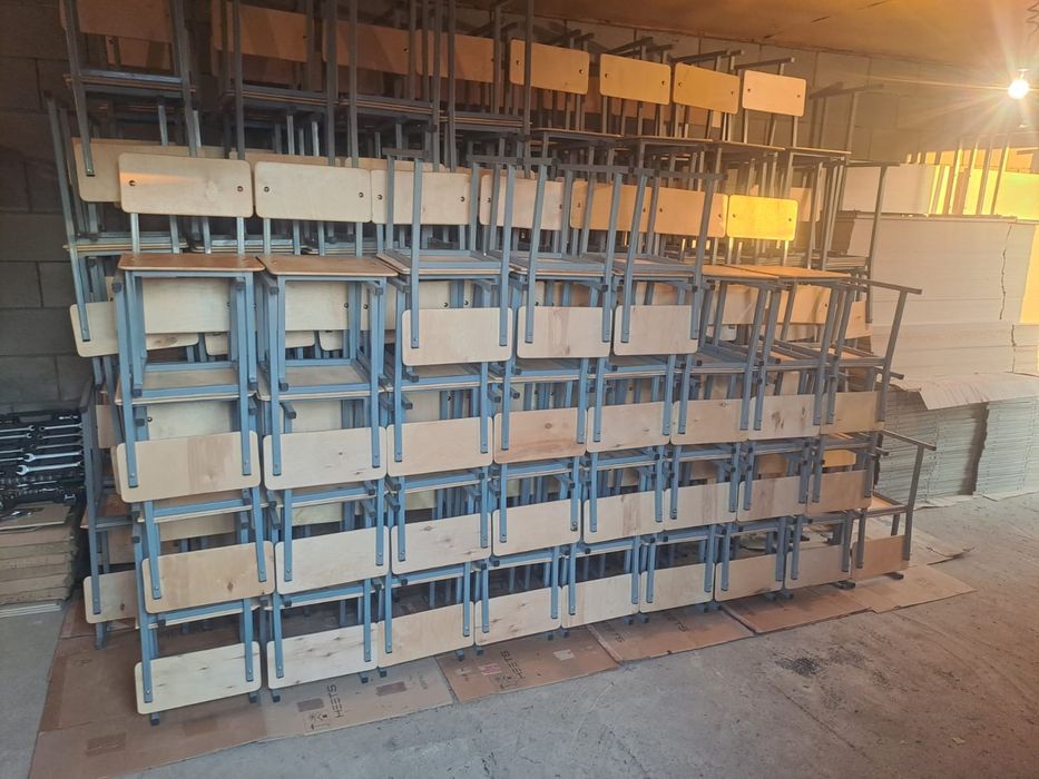 Продам школьные парты со стульями