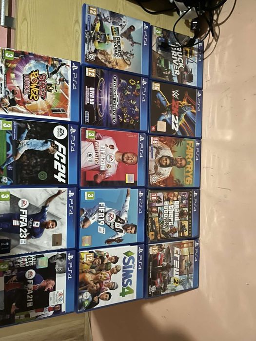 Продавам playstation 4 pro,,14 игри,Устройство за зареждане на джойстик,Джойстик за ps4 и кабел за джойстика.