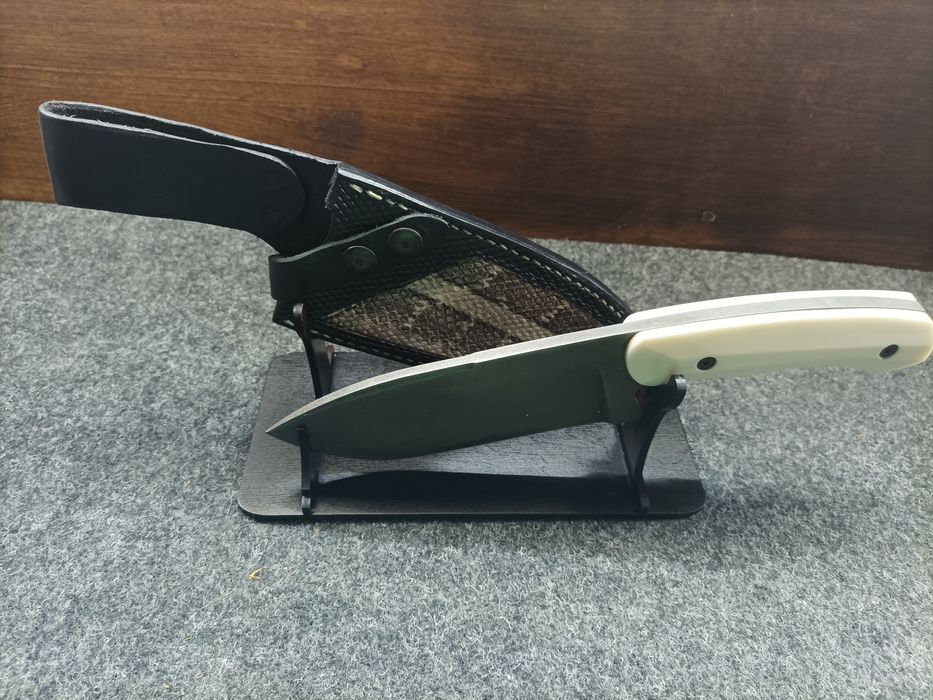 Статив (поставка) за ловни ножове, а вече и за саби/мечове