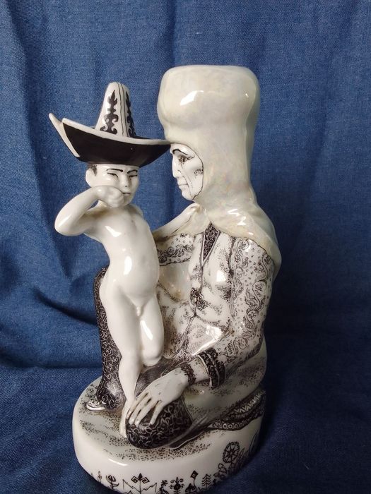 Коллекционная фарфоровая статуэтка