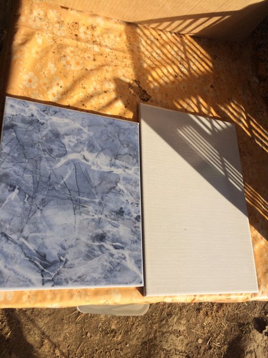 Продавам фаянсови плочки за баня.