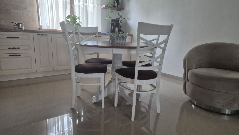 Masa Eveline rotunda cu 4 scaune living/ bucatarie  Mobexpert