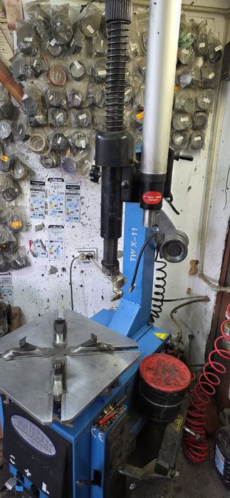 Машина Монтаж демонтаж на гуми  950 евро