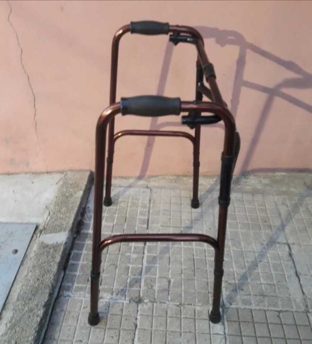 Продавам чисто нова Инвалидна проходилка за възрастни