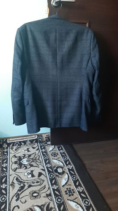 Так. Кастюм . Ийесине тар болып тур. Коп кийилмеген.