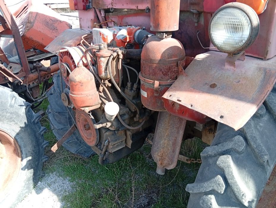 Трактор Т-16 на ходу