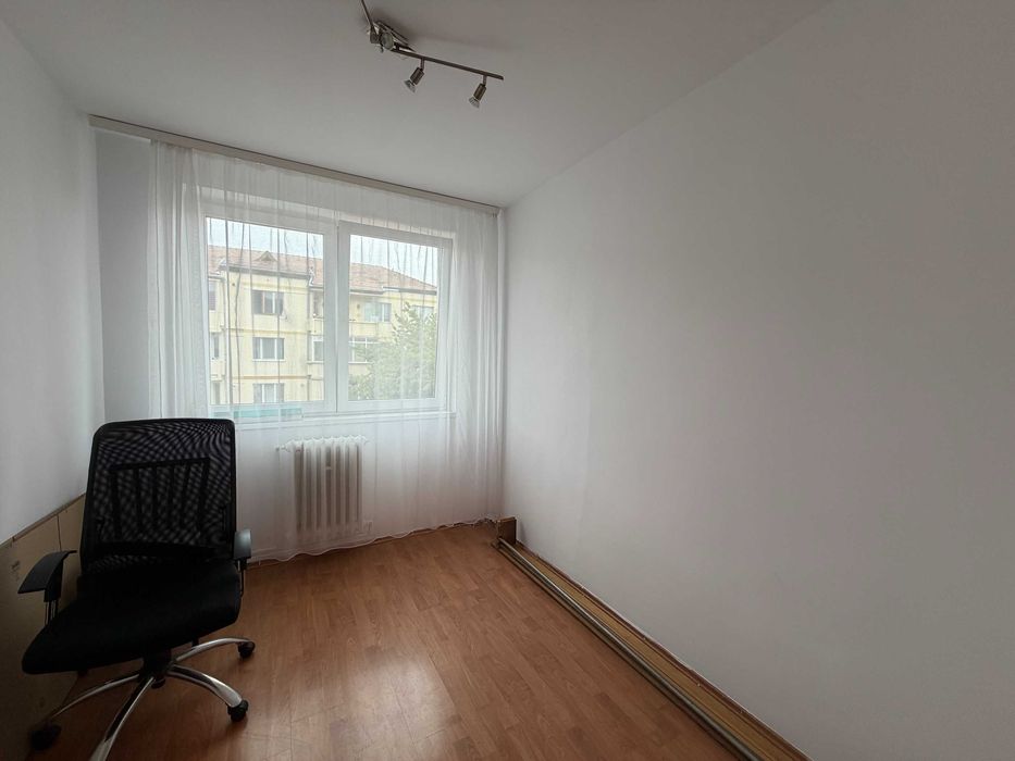 Vand apartament 3 camere - etaj 3 - balcon - cartier Hipodrom - zona Cedonia