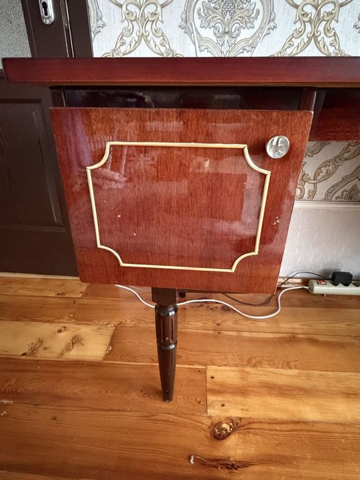 Офисный стол из чистго дерева