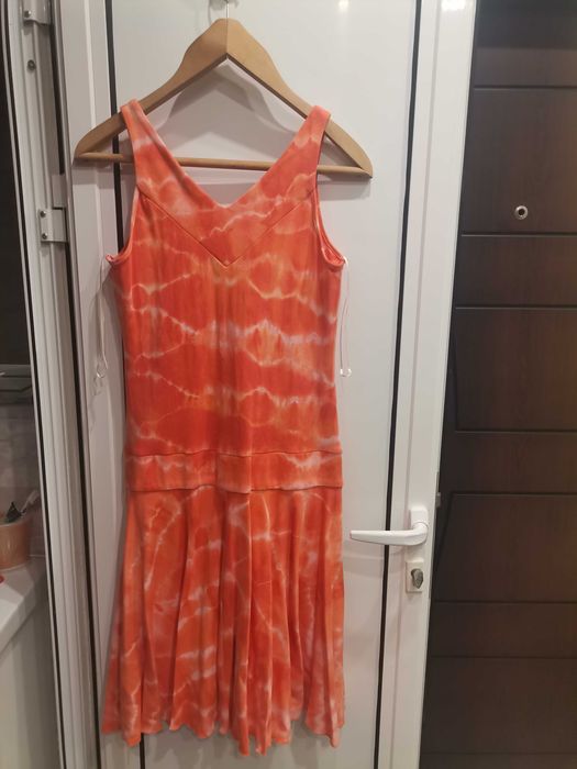 2 Нови рокли 42 размер цена на едната 30 лв