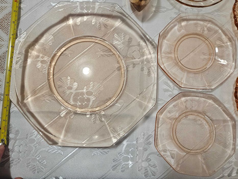 Ретро съдове от цветно стъкло за допълване на сервизи