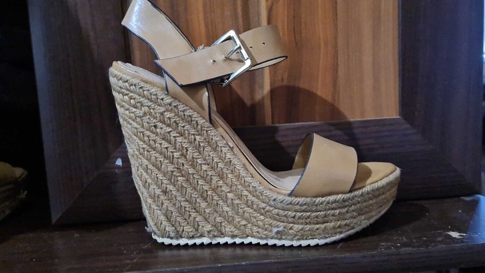 Сандали Stradivarius