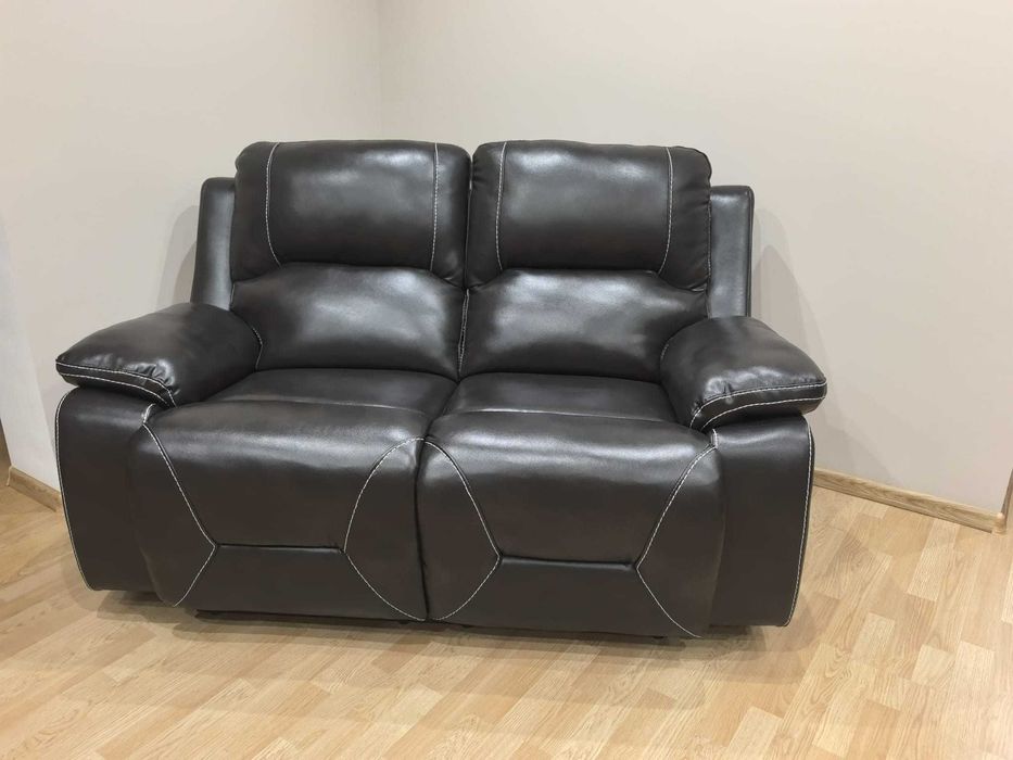 Vând canapele din piele neagră