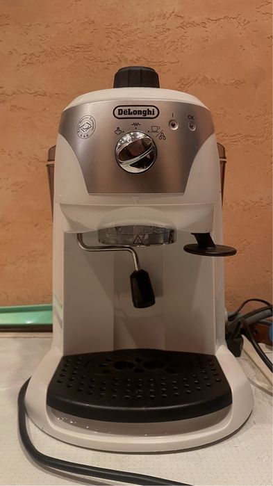 Кафемашина De Longhi EC221 W, бял цвят