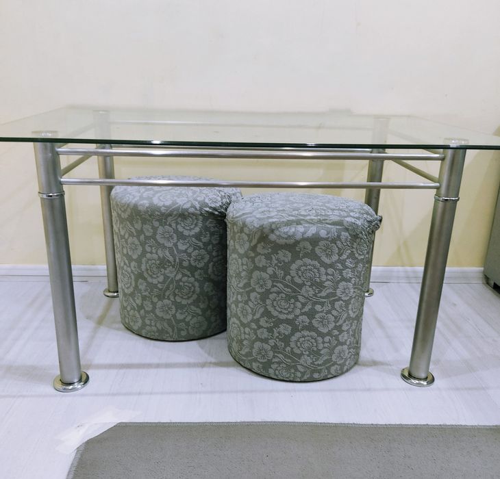 Маса и две табуретки