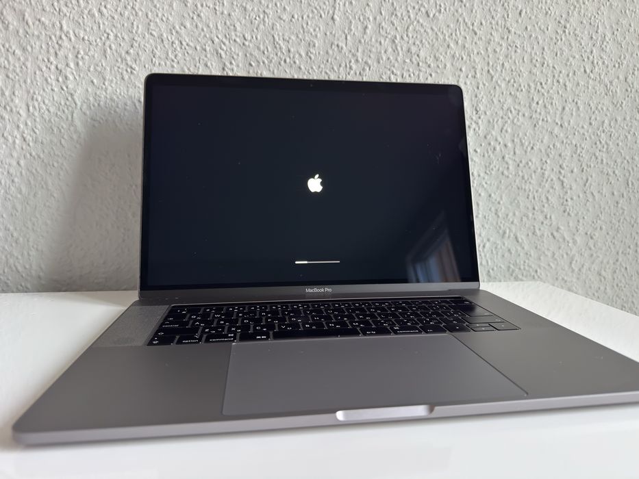 MacBook Pro 15” 2019 – i7 6-core, 16GB RAM, 256GB SSD