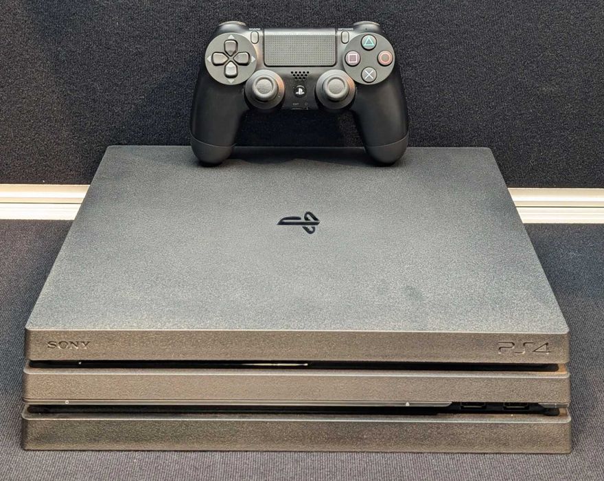Playstation PS4 Pro В отличном состоянии + 3 контроллер + 4 игр