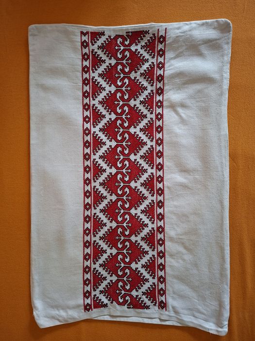 Ръчно бродирани калъфки за декоративни възглавници.