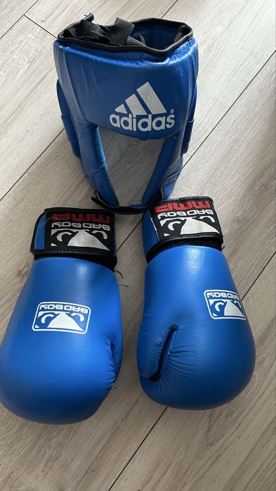 Боксерские перчатки и шлем