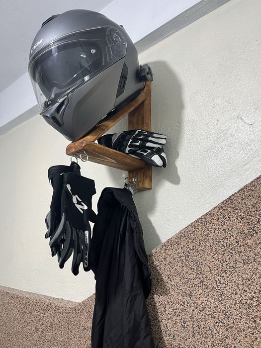 Suport Cască Moto și Echipament – Lemn Masiv de Brad, Realizat Manual