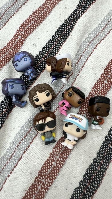 Продам фигурки Киндер Джой ОСД/Очень Странные Дела