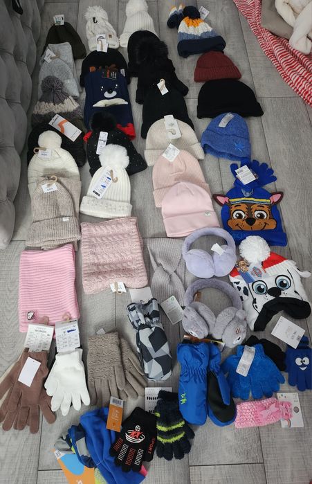 Vând lot haine(căciuli,șosete,chiloti)