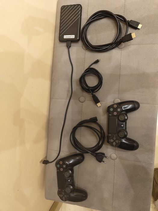 Продавам ps4 с външна памет,2джойстика,7игри