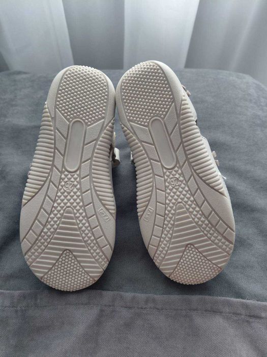 Бели кожени сандали с розови панделки 26 и 25 н