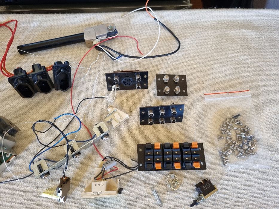 Pachet dif piese, componente Kenwood KR 5200, etc . Perfect functionale.