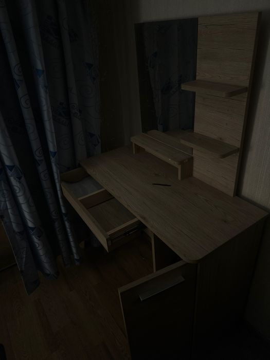 Продам дамский столик