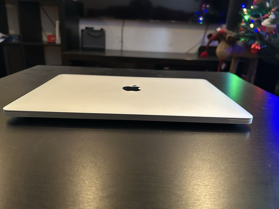 Vând Macbook Pro 13" model A1989 16 GB RAM SSD 500 GB baterie 367