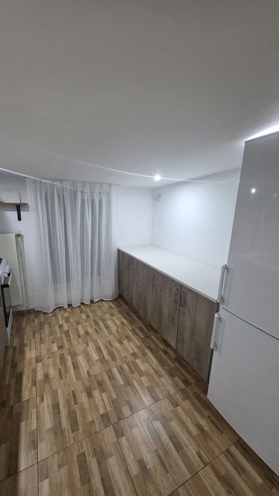 Apartament de închiriat cu 3cameră, bucatarie, hol  și baie