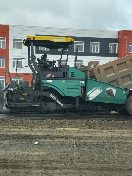 Асфальтоукладчик и катки