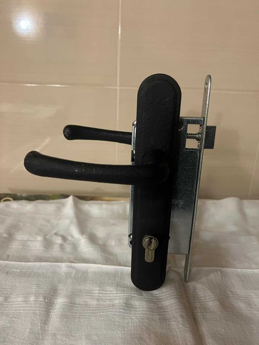 Секретна брава с дръжка