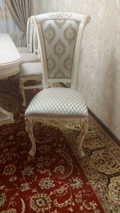 Стол и   10  стулья  сделано на заказ,  состояние  отличное  ,удобное