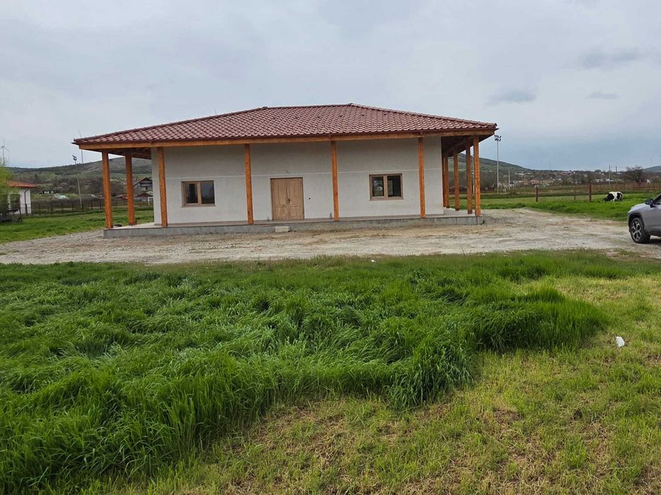 Casa noua 100 mp utili, in centru Agighiol, cu teren 1400 mp, apa, canalizare, racord electric trifazic (TVA deductibil integral !)
