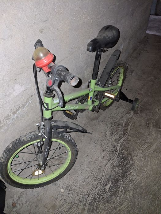 Vând scaun auto  și bicicleta  copii.