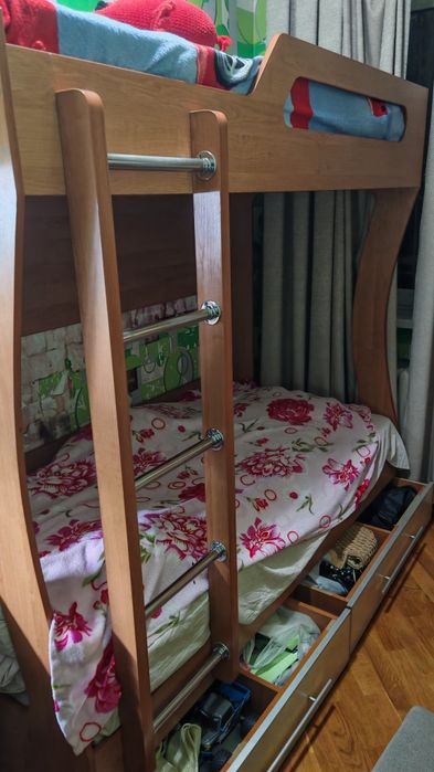 Продаётся кравать двухярусная. В отличном состоянии. С матрасами.