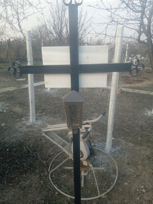 Cruce metal cu felinar