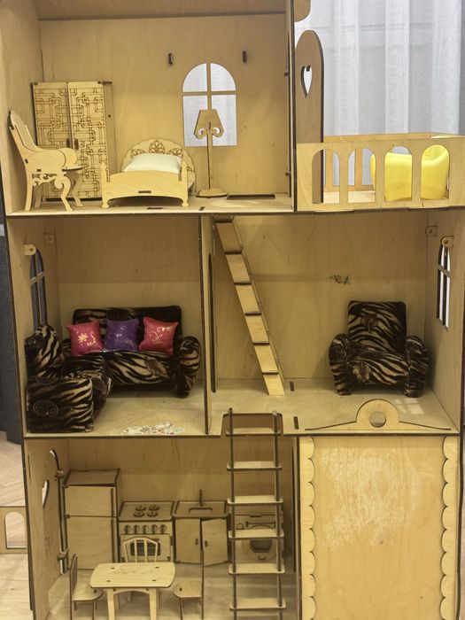 Деревянный домик для кукол