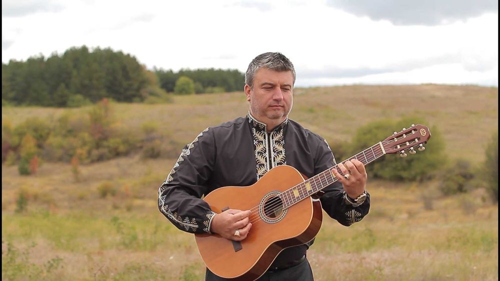 Предлагам уроци по Тамбура и Фолклорна китара !