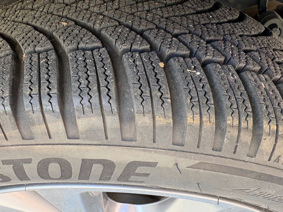 Bridgestone anvelope iarna 215 55 R18 stare f buna