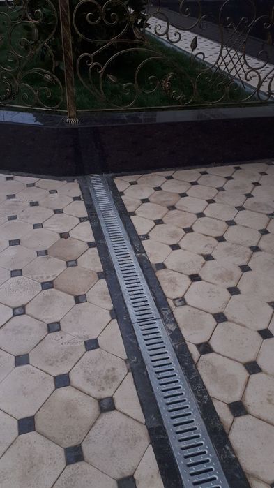 Брусчатка ва кафелда егиладиган сувлар учун копкогли ариклар. Газон