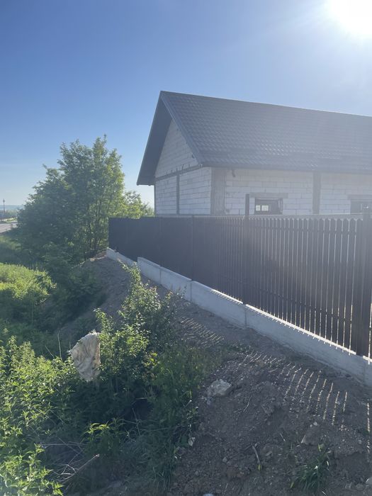 Vând teren cu hală mare