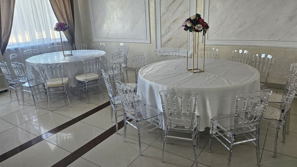 Столы круглые и стулья