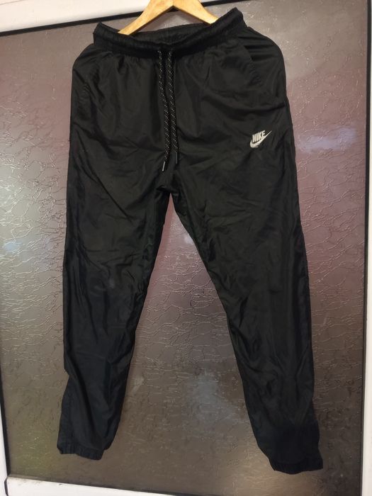 Камуфлажен анцунг nike sportswear tech fleece и шушлякови панталони ni