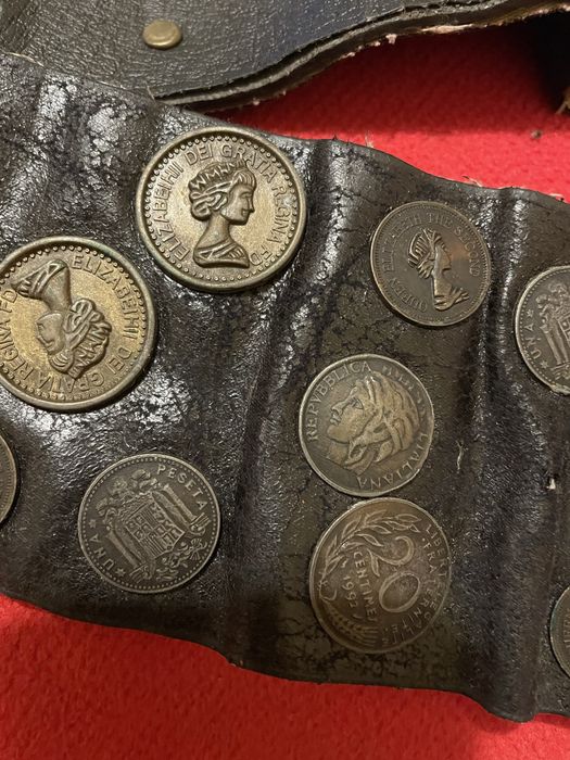 Curea interesantă cu bănuți