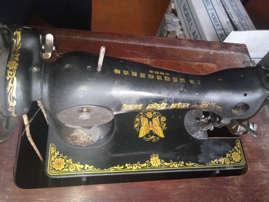 Швейная машинка с тумбой.