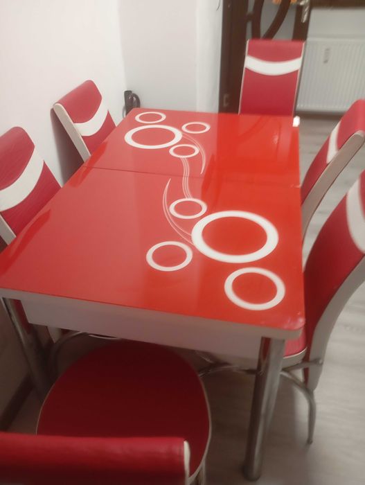 Masa extensibila cu 6 scaune din sticla