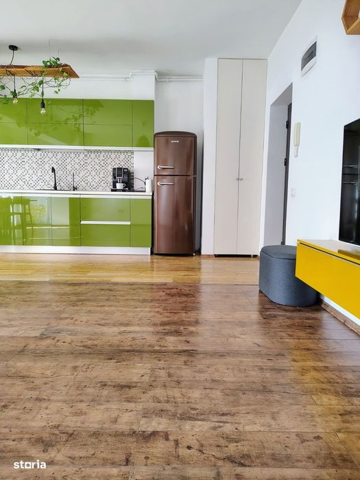 Tomis plus , bloc cu lift si boxa